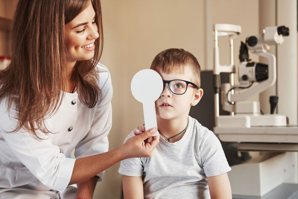 Bambino che fa una visita oculistica