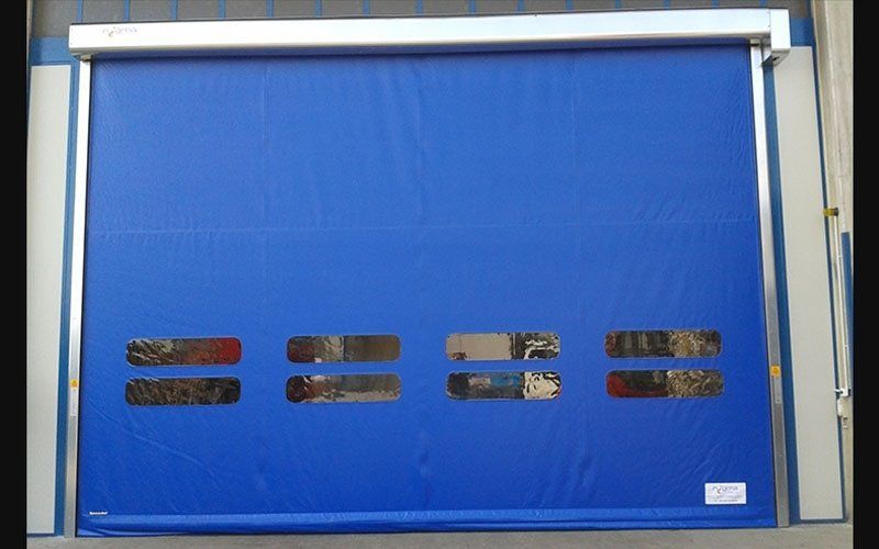 Una porta avvolgibile blu con dei buchi