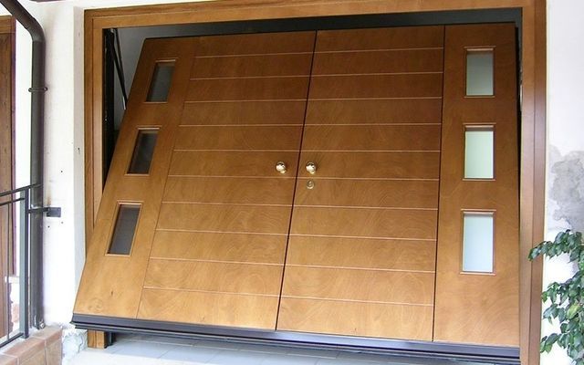 Una porta da garage in legno che si apre e si chiude