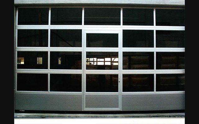Una grande porta da garage con molte finestre