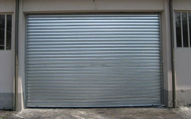 Una porta da garage con una serranda metallica