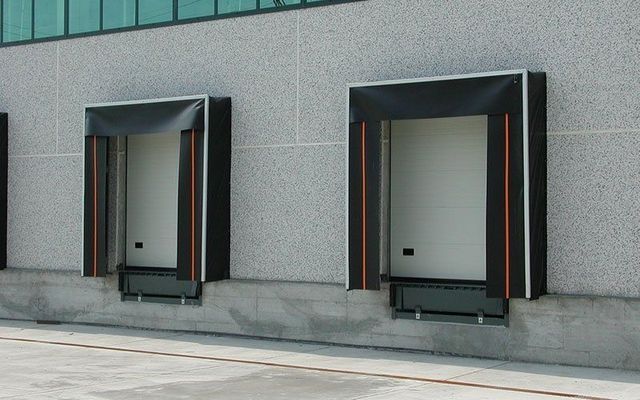 Un edificio grigio con una tettoia nera sulle porte