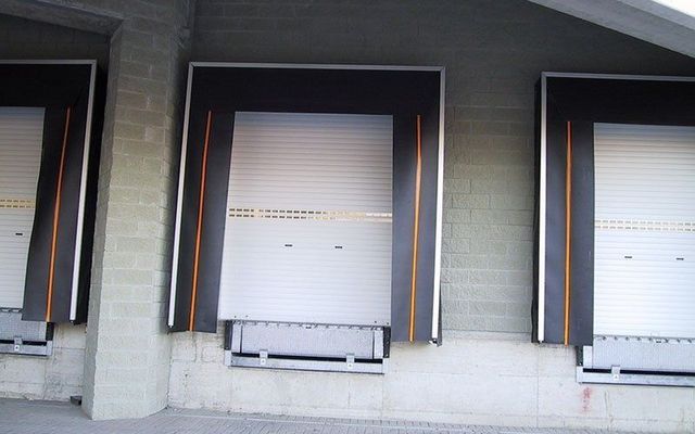 Una fila di porte di carico su un edificio in mattoni