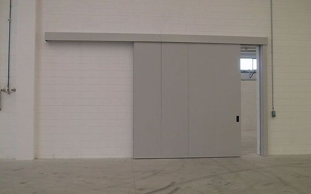 Una porta scorrevole in un edificio con una finestra
