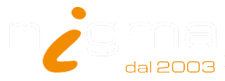 Logo della "i" stilizzata in arancione, con il testo "igma" in bianco e "dal 2003" in oro.