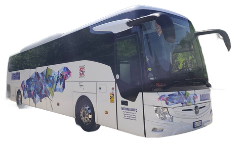 Autobus bianco con grafiche astratte colorate sul lato, vista angolata su sfondo neutro.