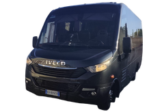 Furgone Iveco nero parcheggiato all'aperto su sfondo bianco, vista frontale.
