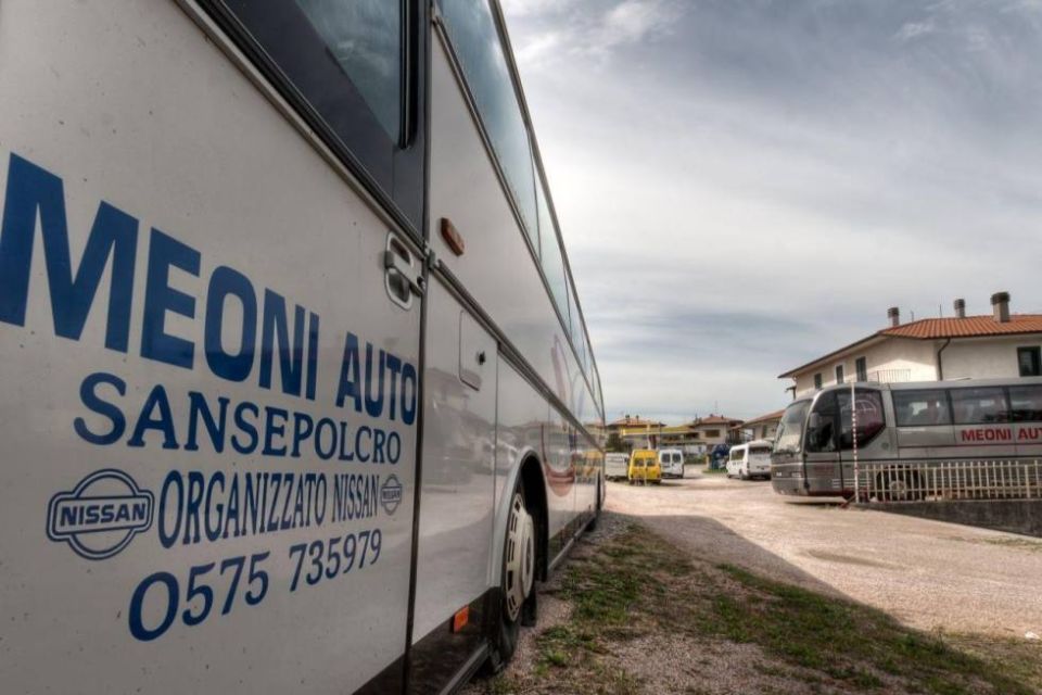Furgone commerciale bianco con le scritte “MEONI” e “S. SEPOLCRO” parcheggiato a lato di una strada in una zona industriale.
