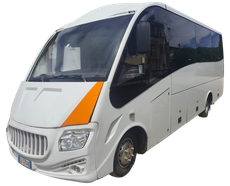 Minibus passeggeri bianco con finestrini oscurati e inserti arancioni sul frontale, isolato su sfondo bianco.