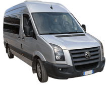 Furgone Volkswagen color argento su sfondo bianco, vista frontale angolata