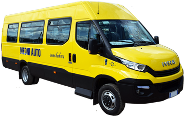 Minibus giallo con frontale e finestrini neri, vista laterale su sfondo bianco.