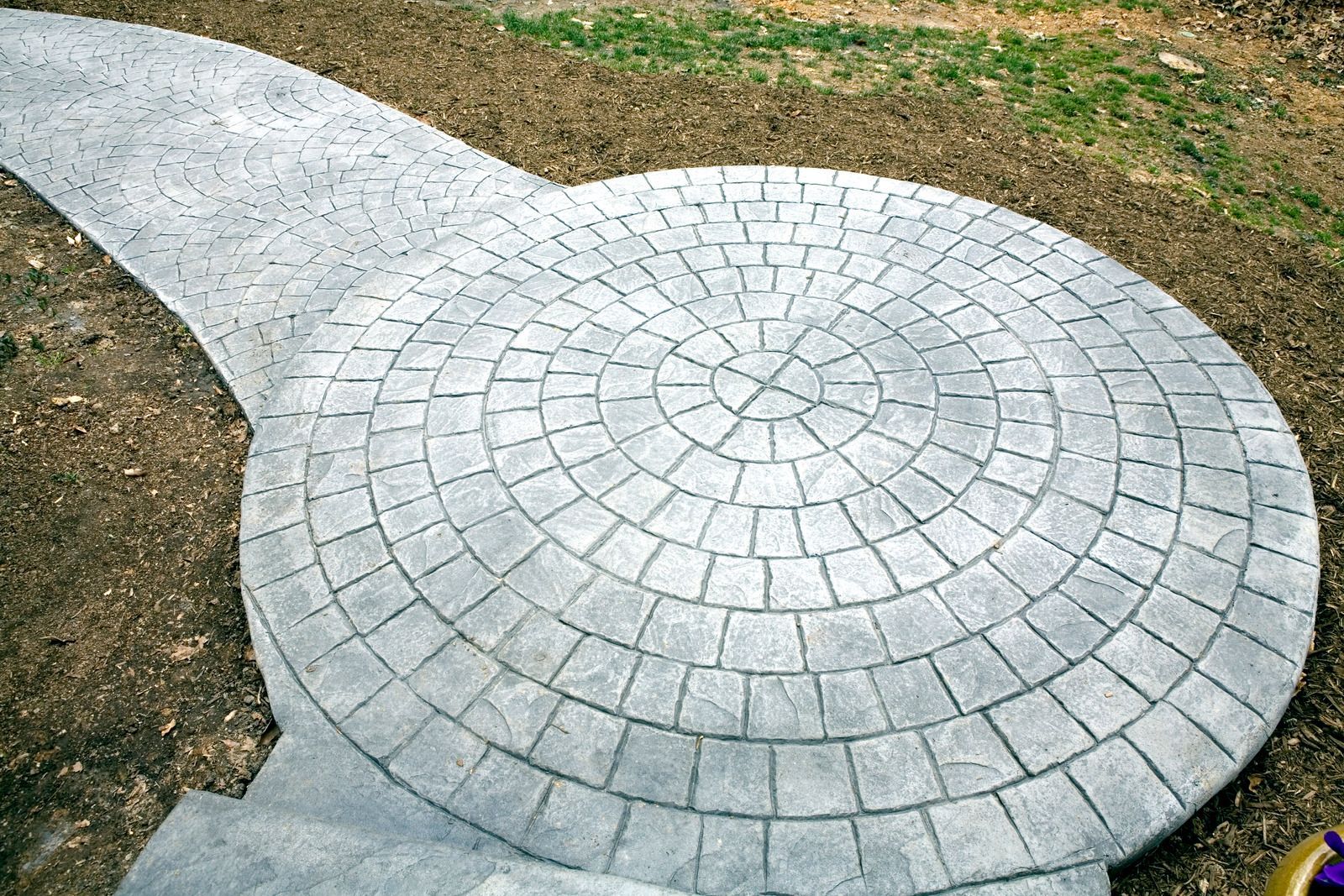 A circular walkway with a circle in the middle