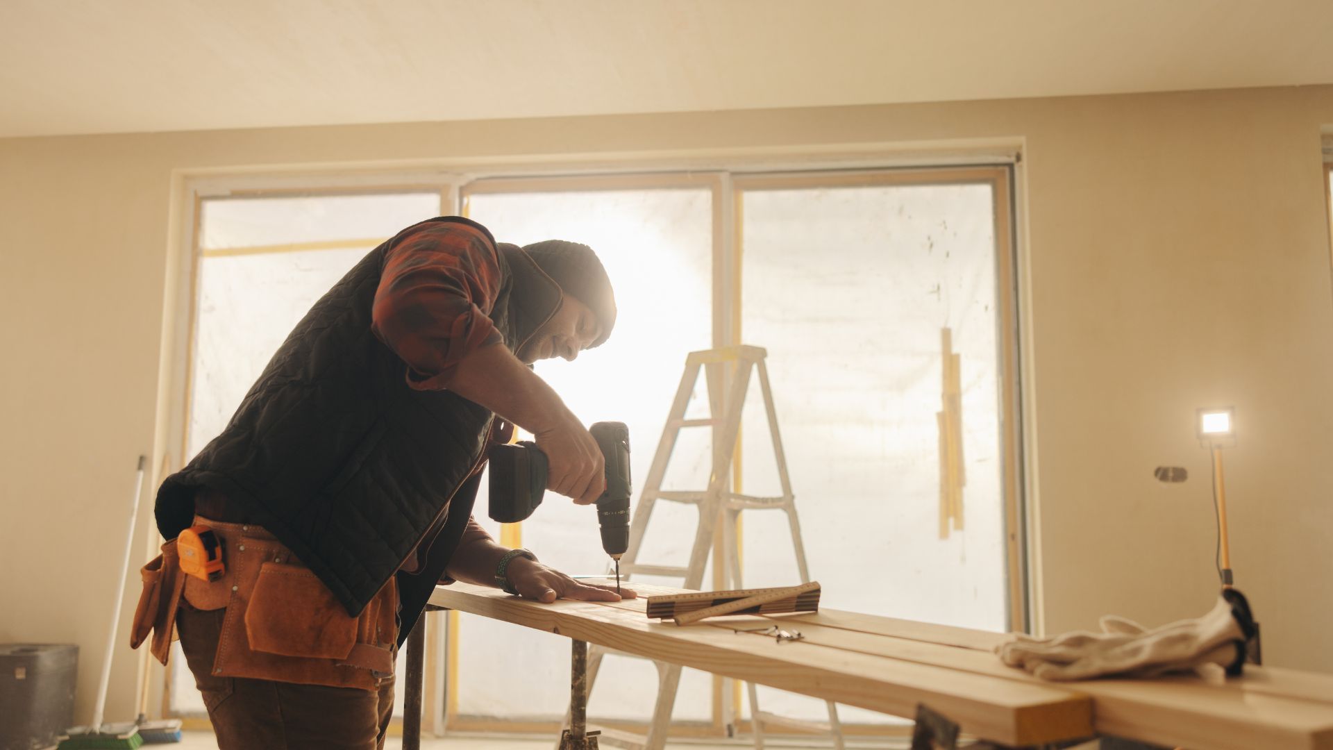Échange entre un propriétaire et un diagnostiqueur sur un projet de rénovation