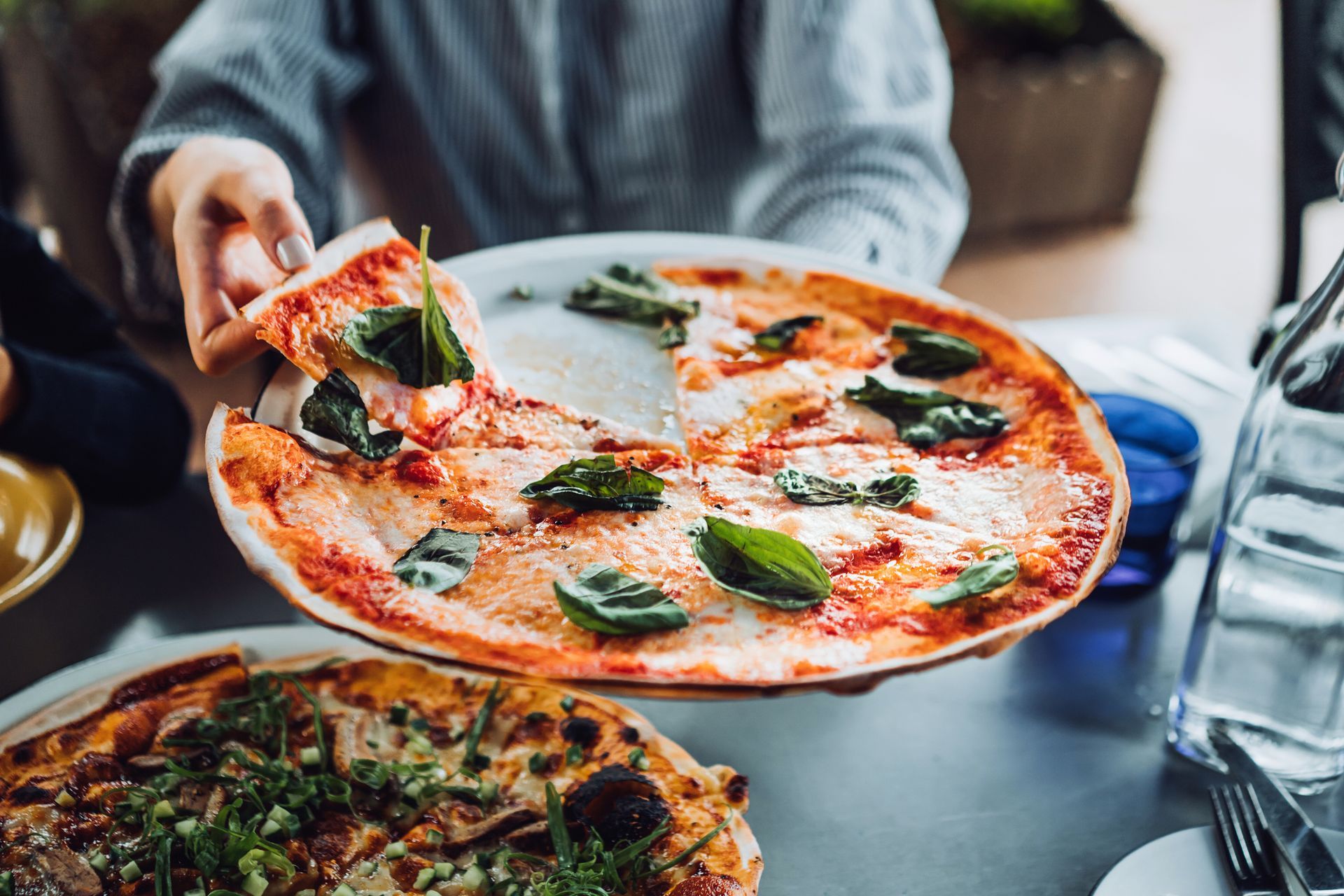 un uomo mangia una pizza su un piatto