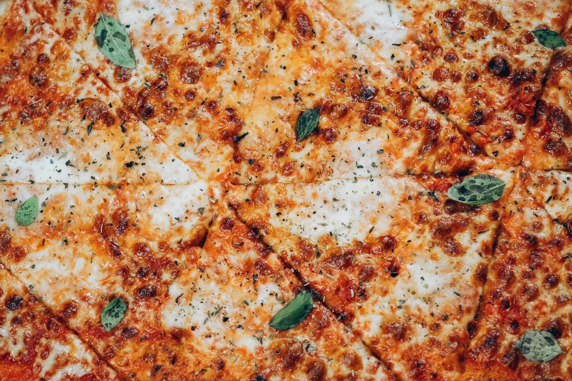 Una pizza margherita tagliata a fette