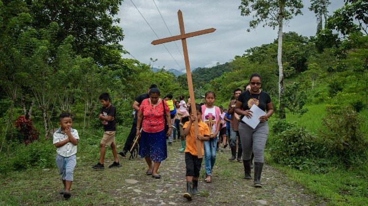 Caricatura de sacerdote católico caminando junto a su feligresía 