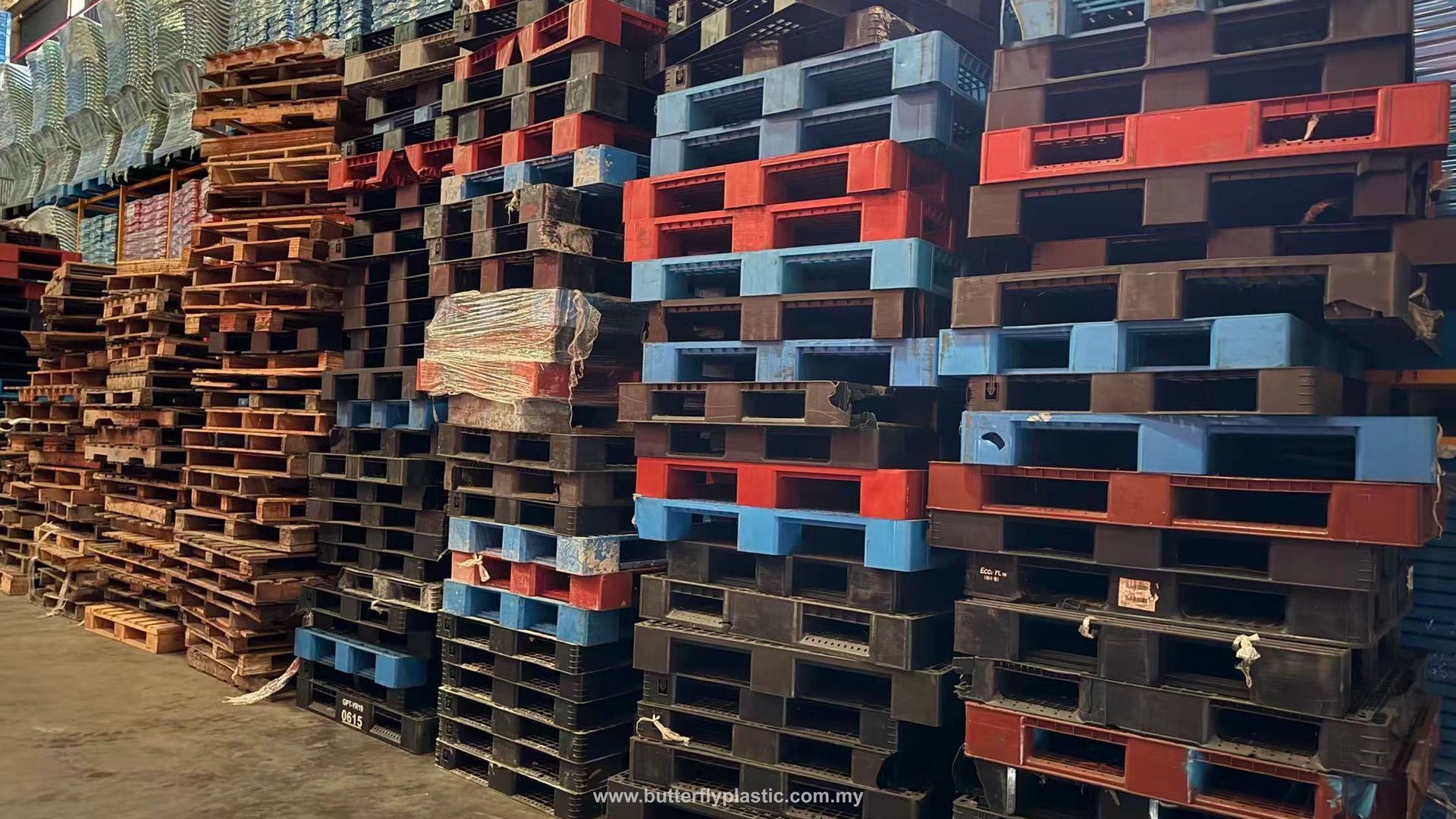 used plastic pallet vs new plastic pallet