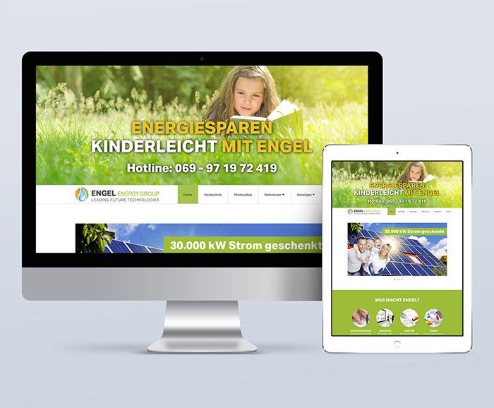 Ein Computermonitor und ein Tablet mit einer Website darauf.
