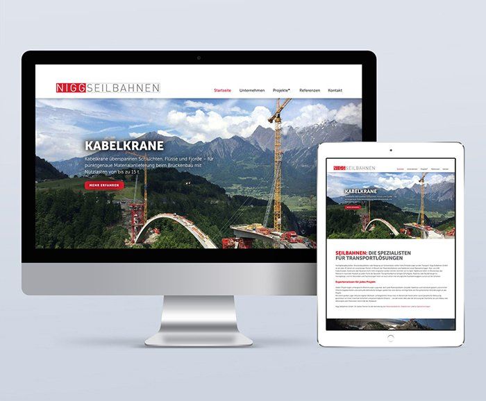 Ein Computermonitor und ein Tablet mit einer Website darauf.