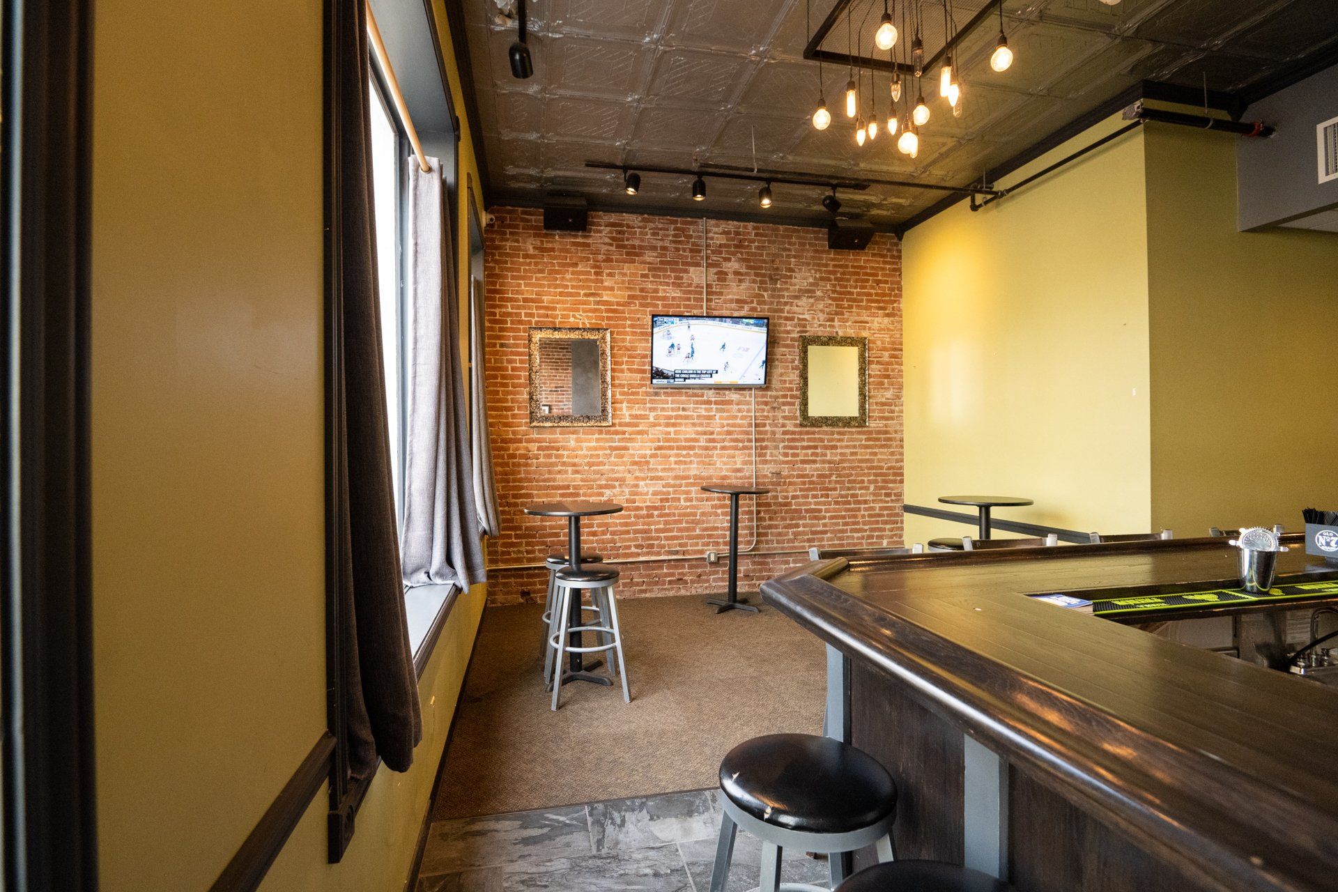 bullpen tavern 216 event space bar