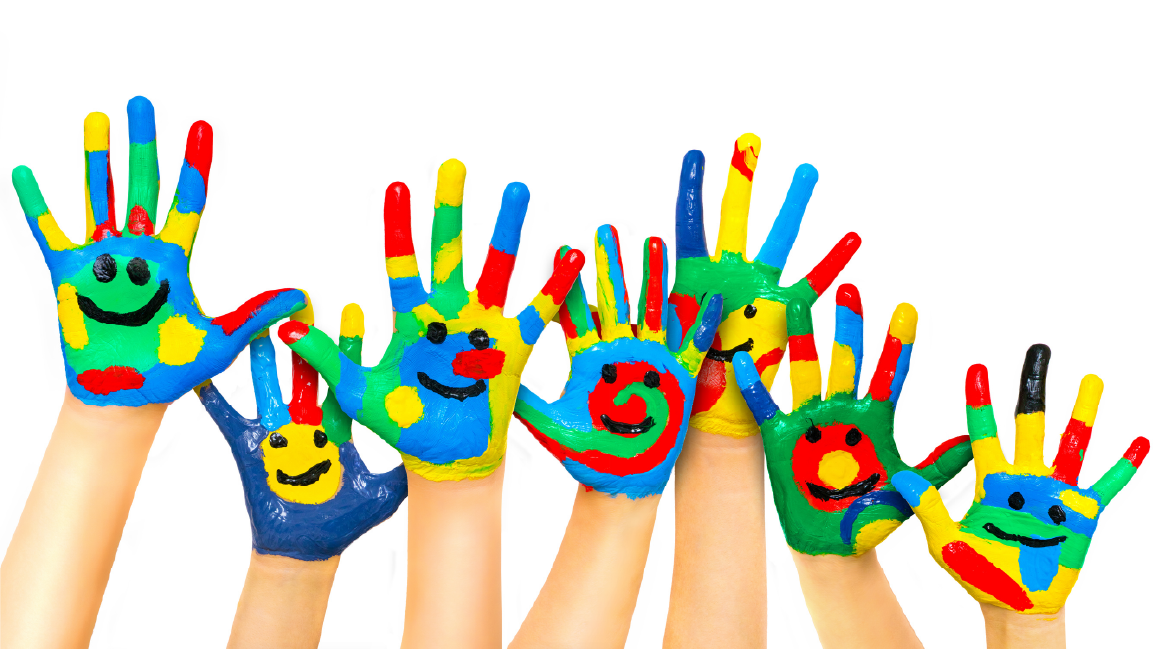 Eine Gruppe von Kinderhänden, die in verschiedenen Farben mit Smileys bemalt sind