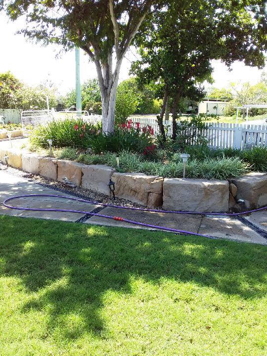 landscpaing, turf, sandstone blocks