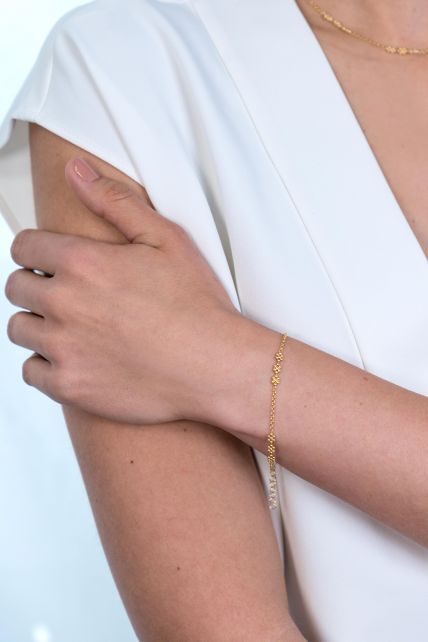 Een vrouw met een gouden armband om haar pols