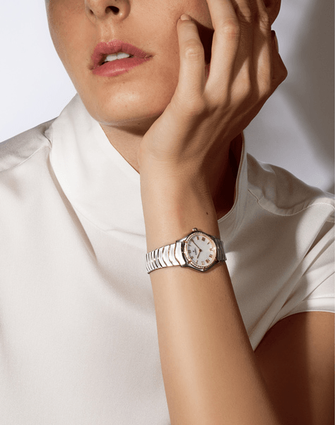 Een vrouw met een zilveren horloge om haar pols