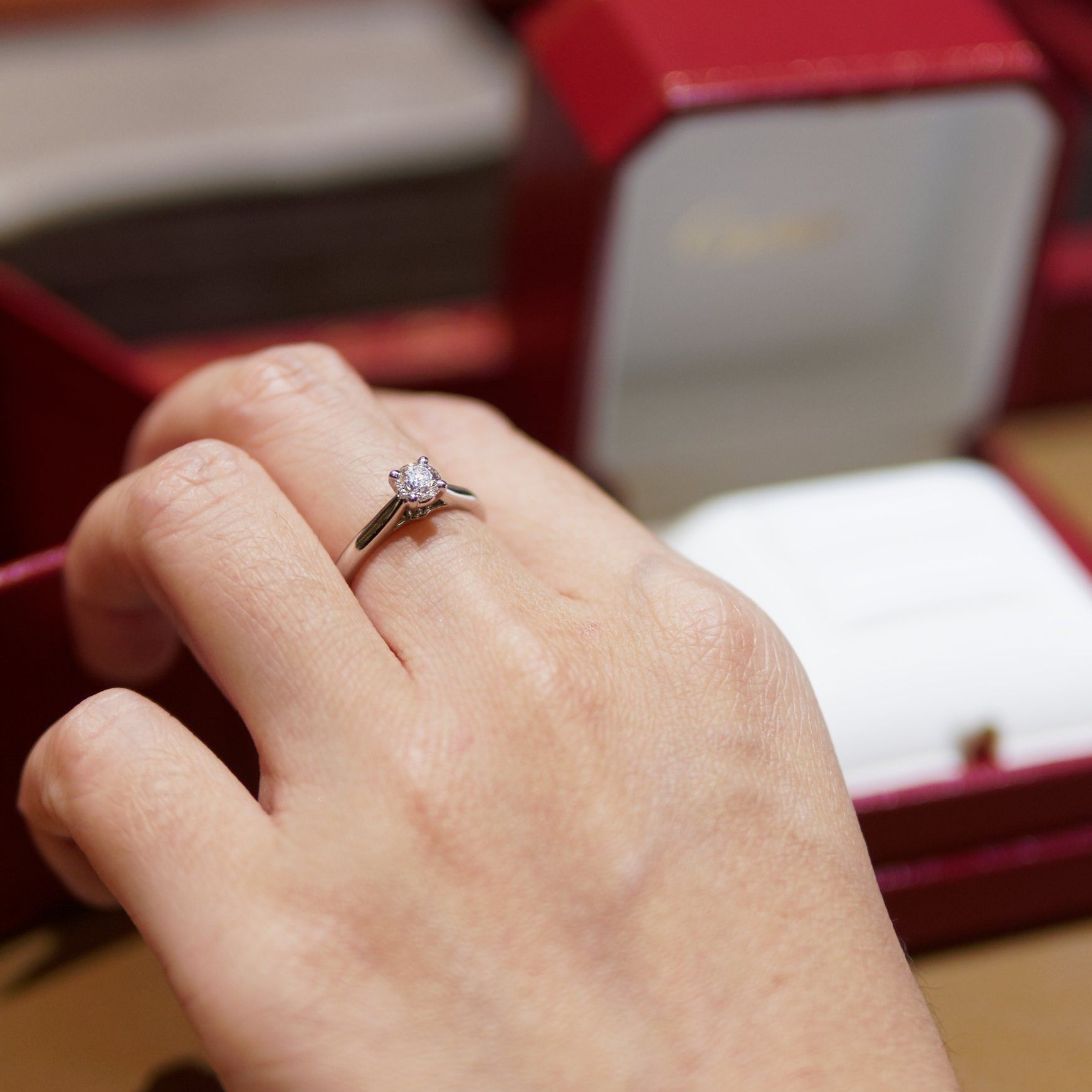 Een vrouw die een verlovingsring aan haar linkerhand draagt