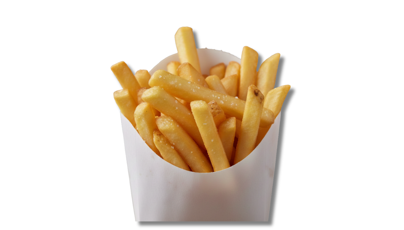 Pommes frites in einer weißen Papierverpackung.