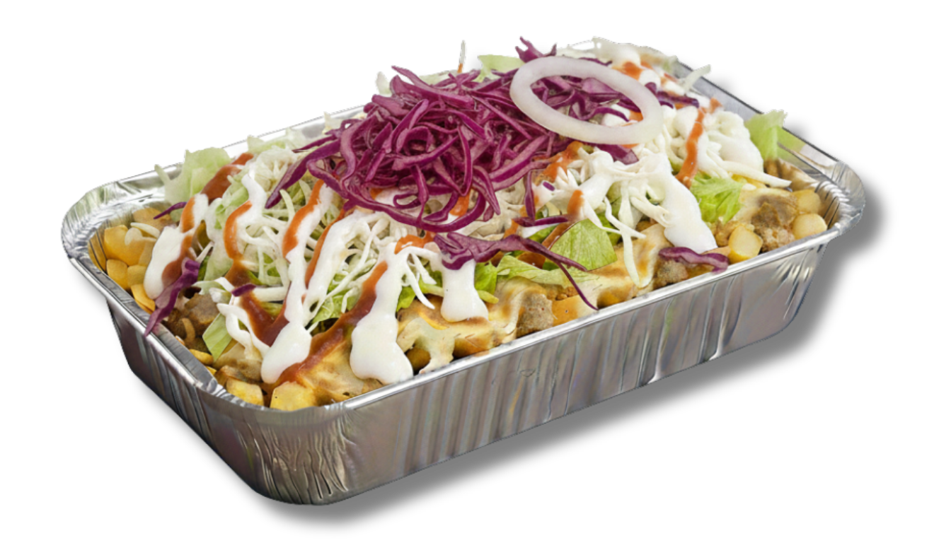 Pommes frites mit Fleisch, gehacktem Salat, Rotkohl, Zwiebelringen und Soßen in einem Folienbehälter.