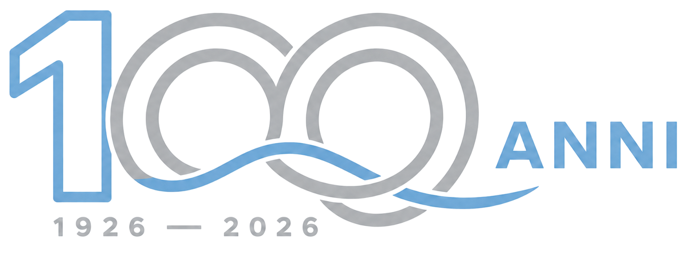 Logo per il centenario con la scritta blu e grigia «100 ANNI 1926–2026» e una linea ondulata