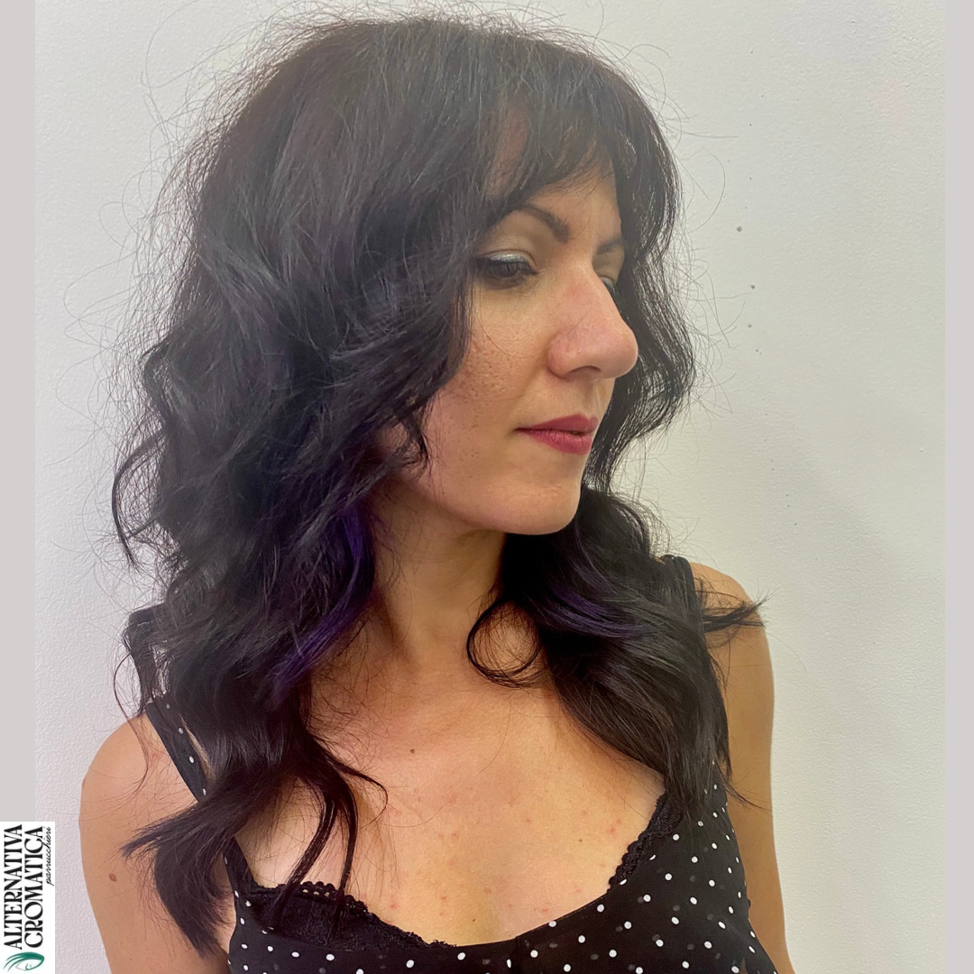 capelli lunghi scalati mossi con frangia