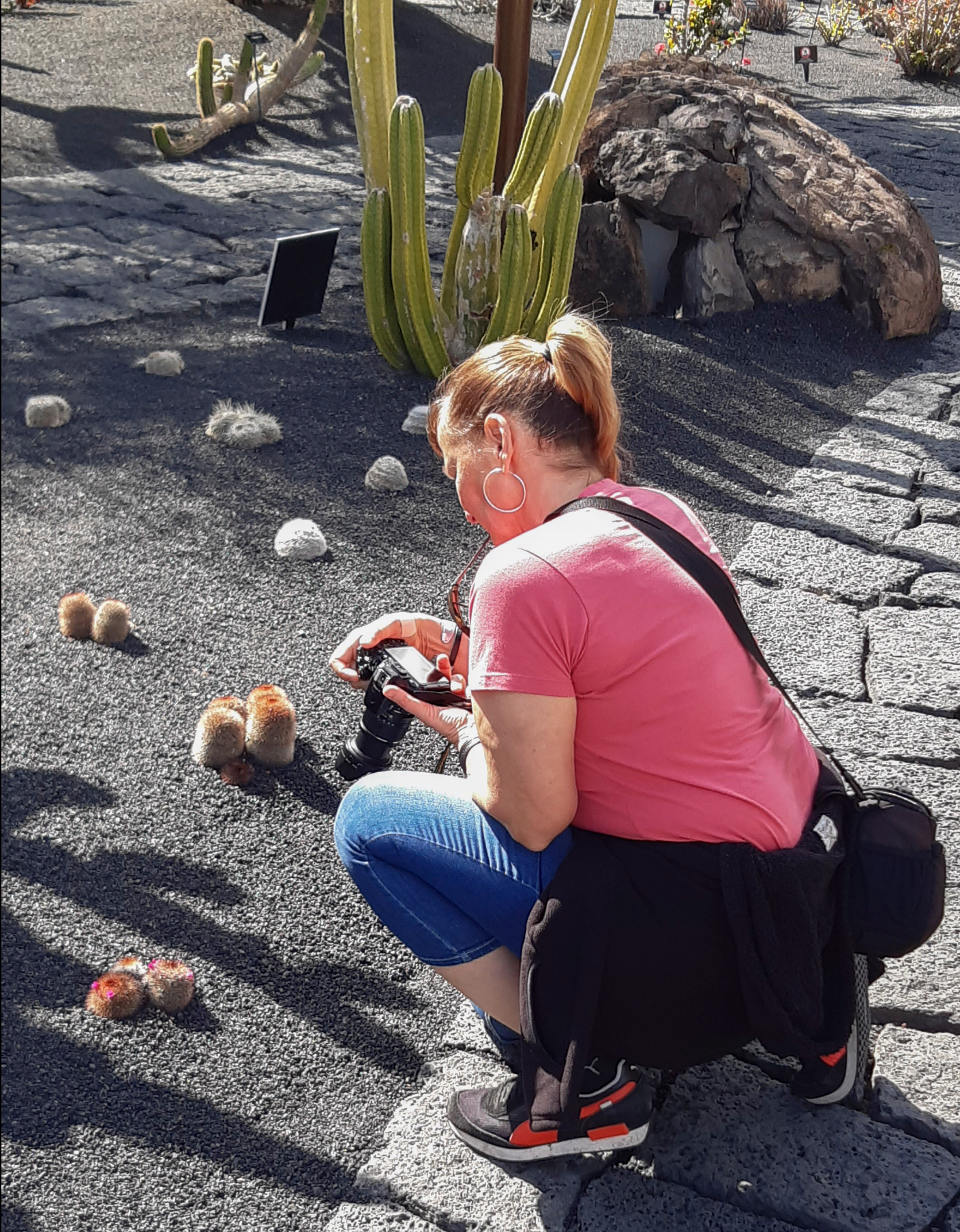Foto van Françoise Vaal terwijl ze aan het werk is om bijzondere planten te fotograferen
