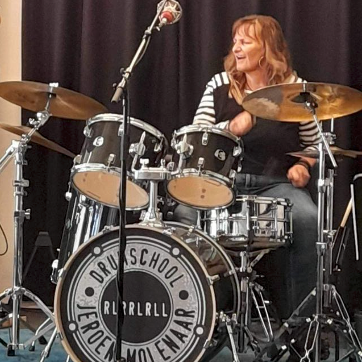 Foto van Francoise Vaal achter een drumstel