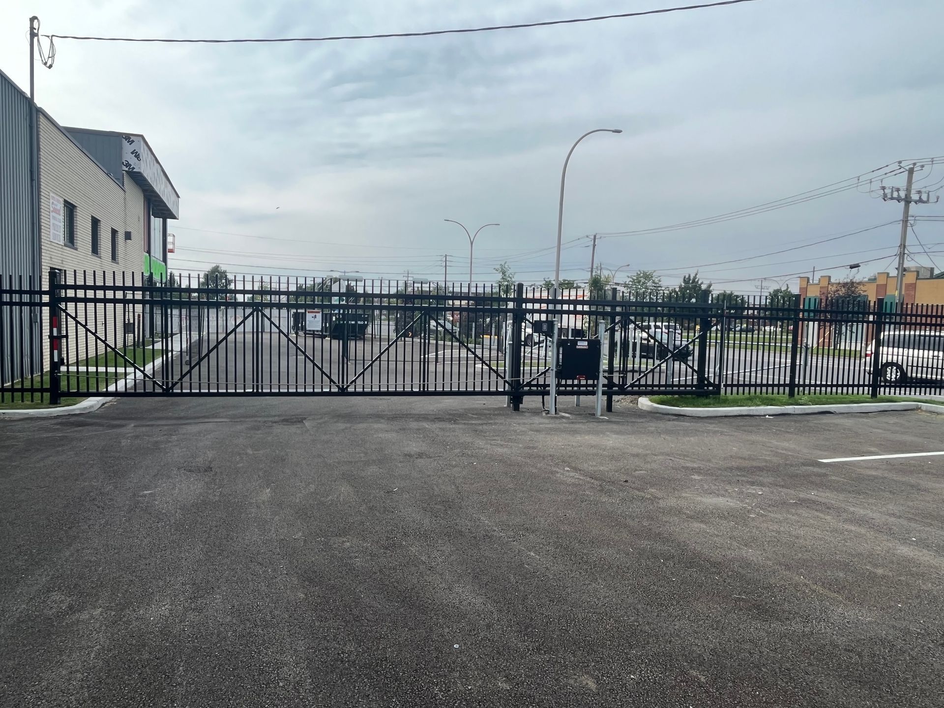Une clôture bloque l'entrée d'un parking.