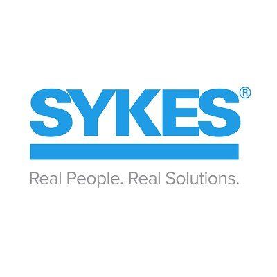 Logotipo de SYKES en azul con el lema “Gente real. Soluciones reales”.