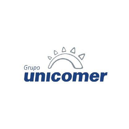 Logotipo de Unicomer Group en color azul con un arco y pequeños triángulos en la parte superior.