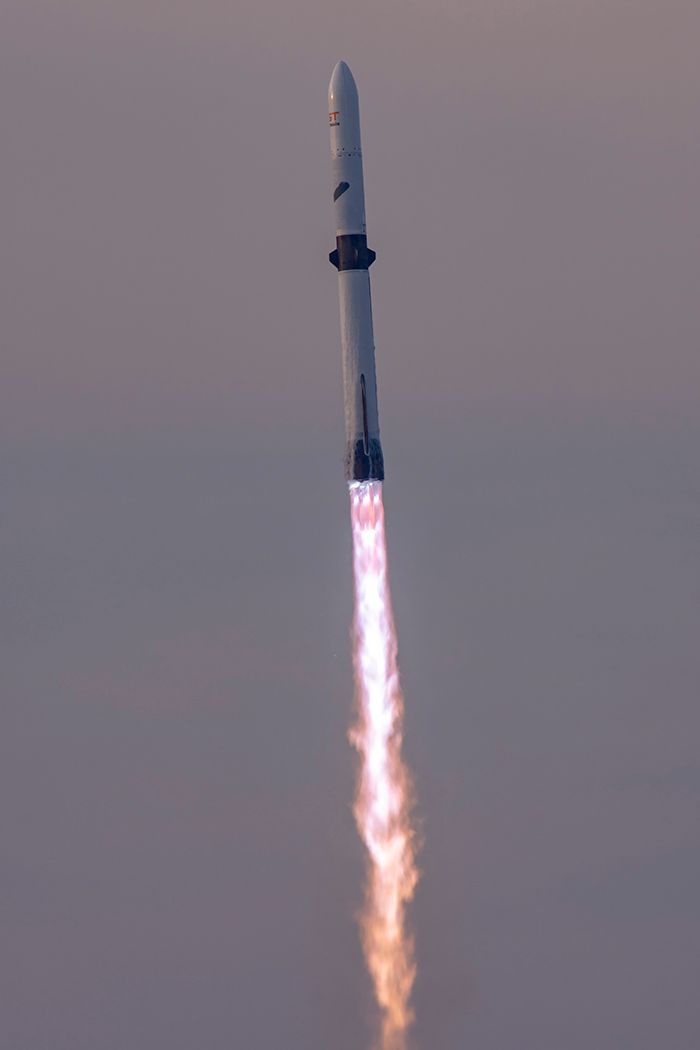 New Glenn launches BlueBird 7 photos