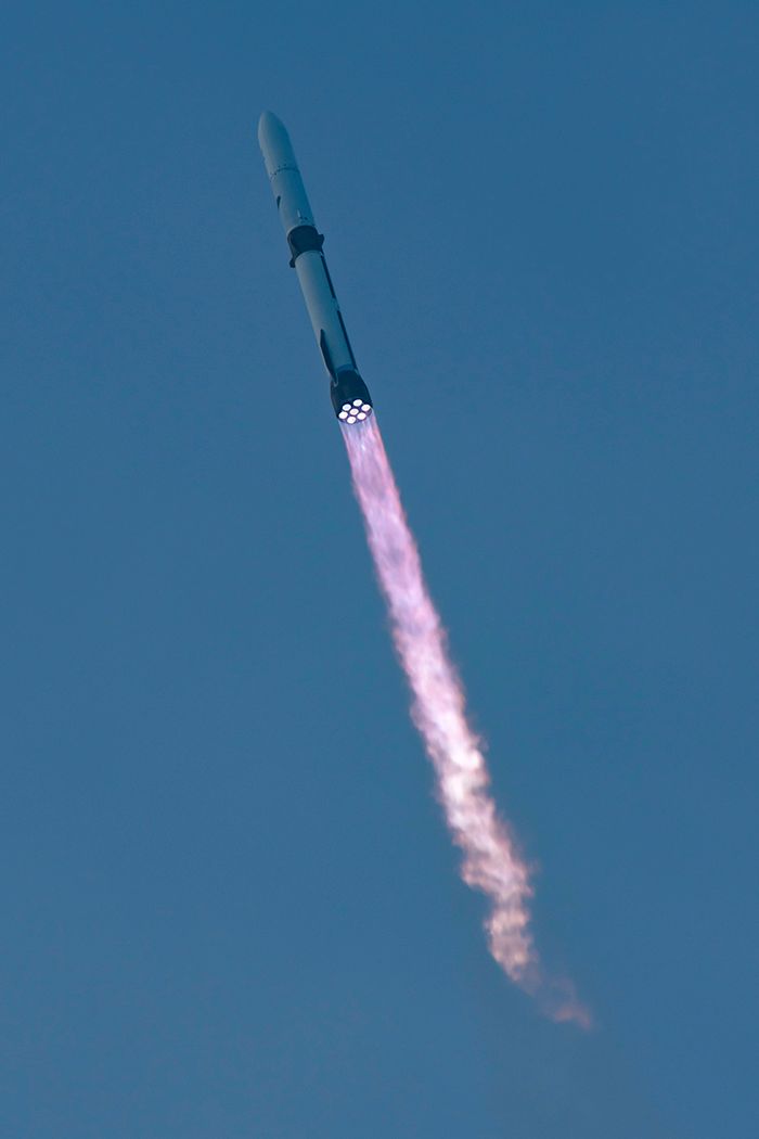 New Glenn launches BlueBird 7 photos