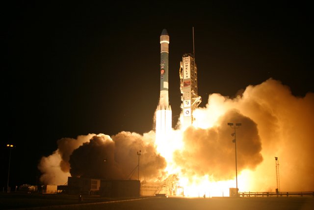 Delta II launches Phoenix Mars lander photos