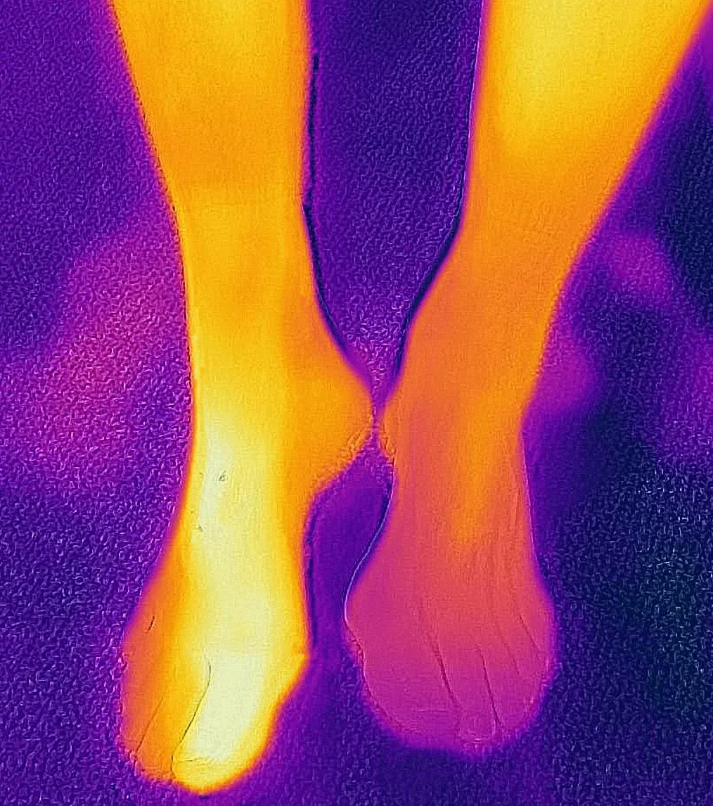 A close up of a person 's feet in a thermal image.