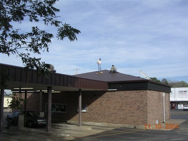 Workers on the Roof of Union Planters Bank — Dyersburg, TN — Frazier Roofing