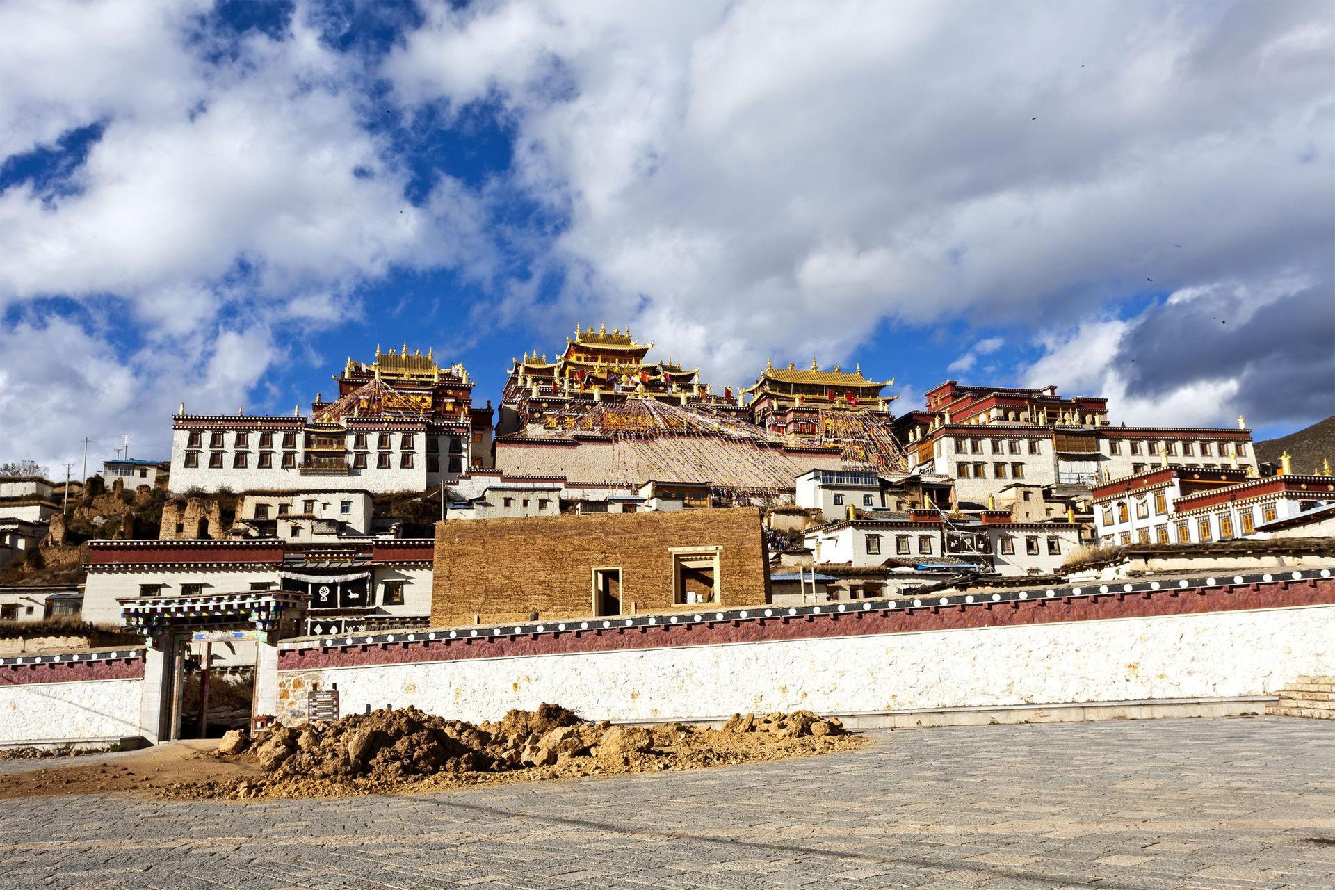 Pudacuo National Park in Shangri-La Yunnan China
Baisha Ancient Town in Lijiang Yunnan
Songzanlin Monastery in Shangri-La Yunnan
Tiger Leaping Gorge in Yunnan China
