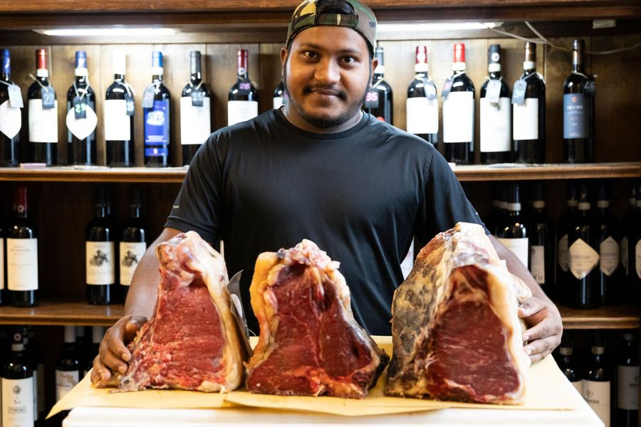 Bistecca alla fiorentina grigliata su tagliere di legno