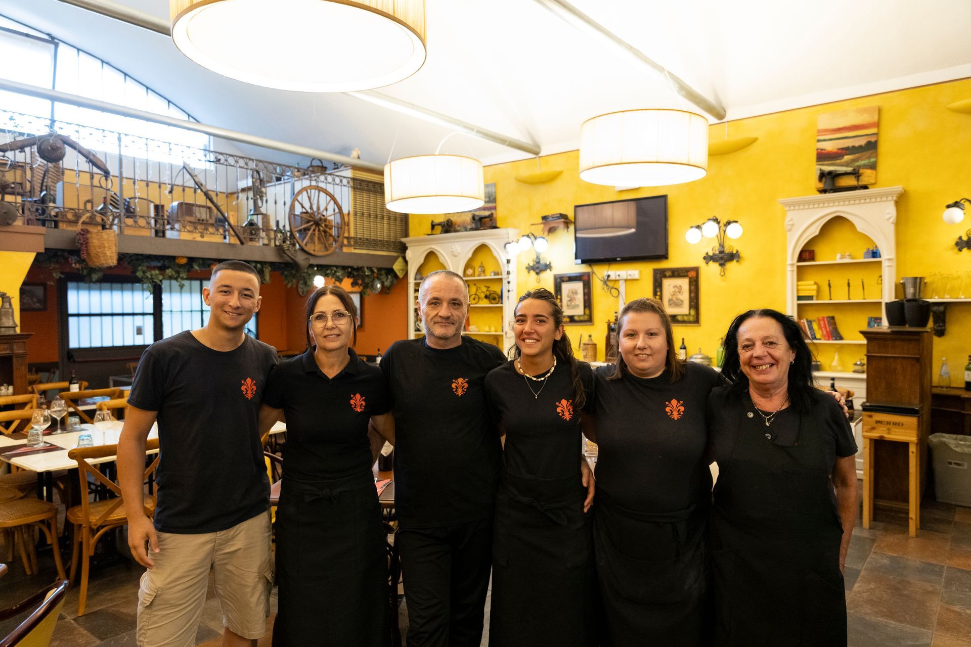 Il team dell'osteria al lavoro tra cucina e sala