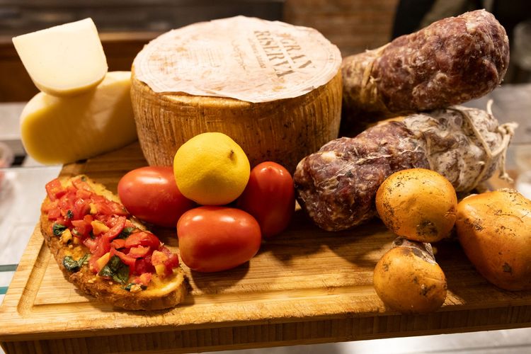 Ingredienti stagionali toscani su tavolo di legno rustico
