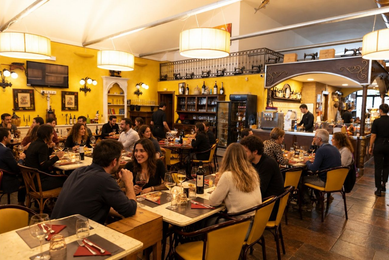 Cameriere sorridente in osteria