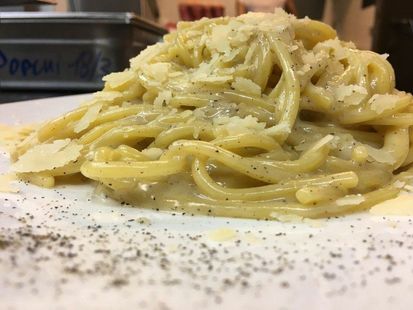 Pasta fresca fatta in casa su spianatoia di legno