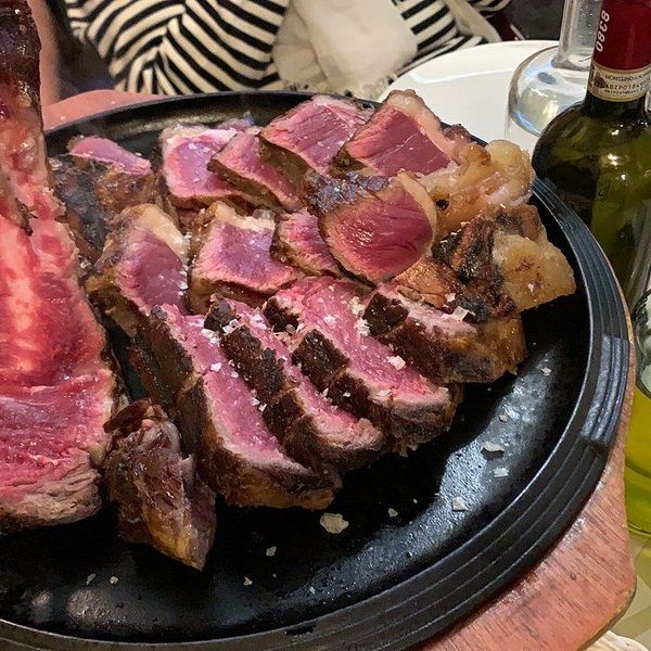 Bistecca alla fiorentina grigliata su tagliere di legno